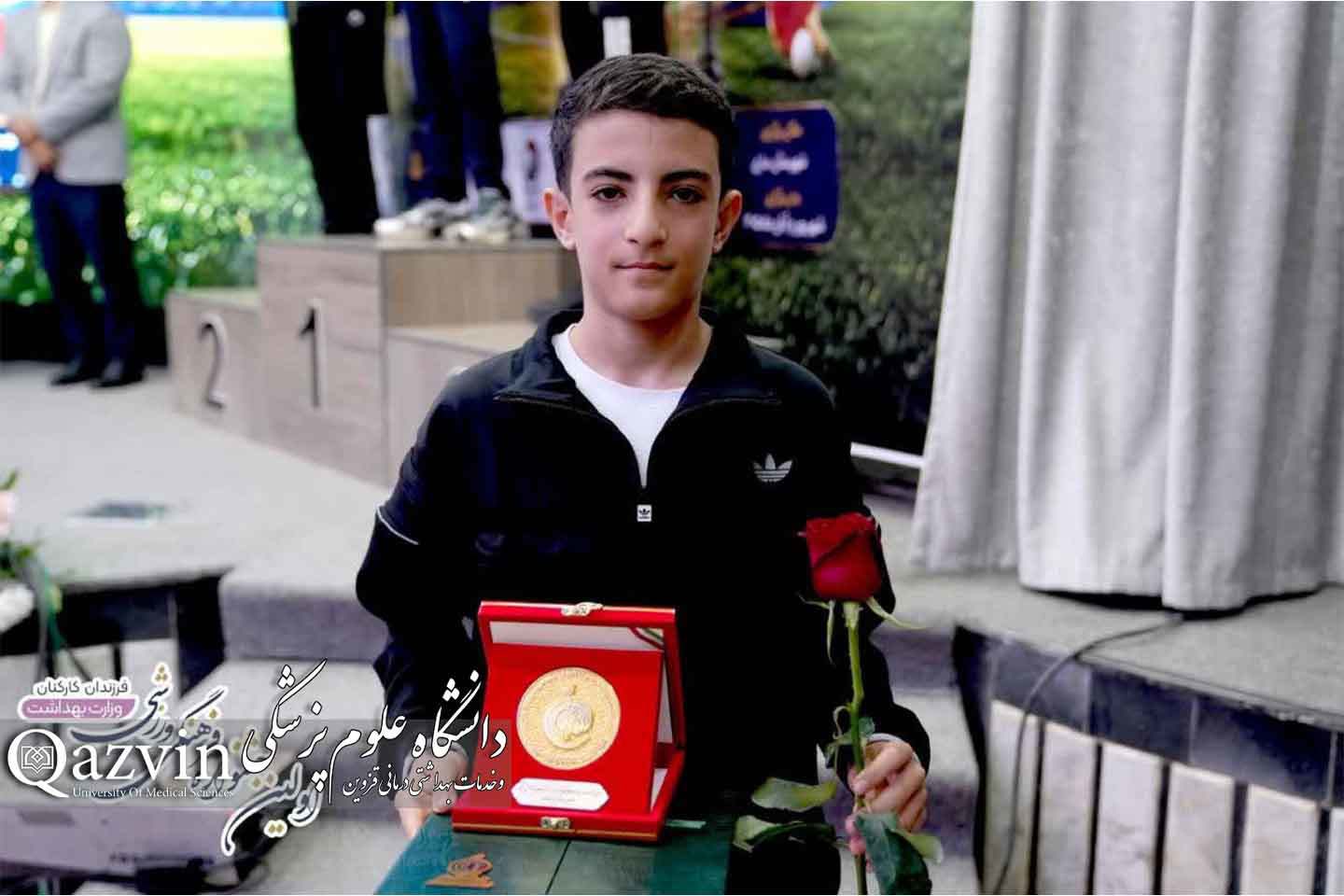 امیرعلی نموداری، از دانشگاه علوم پزشكی قزوین، مدال طلای مسابقات شنا را كسب كرد